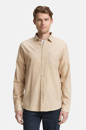 Chemise beige à manches longues de TOM TAILOR, avec une poche po po et un pantalon foncé.