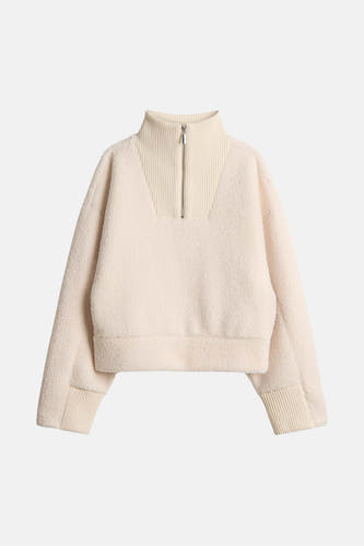 Sweat-shirt écru d'OPUS, avec une fermeture éclair courte et des détails côtelés au col et aux manches.