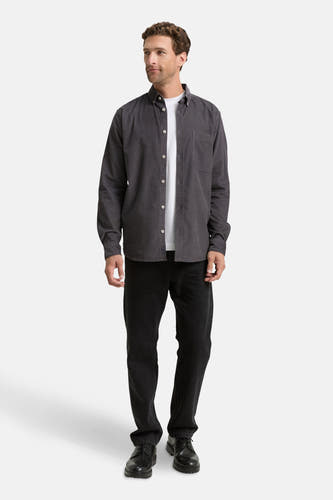 Chemise grise à manches longues de TOM TAILOR, portée sur un t-shirt blanc, avec des pantalons noirs et des chaussures noires.