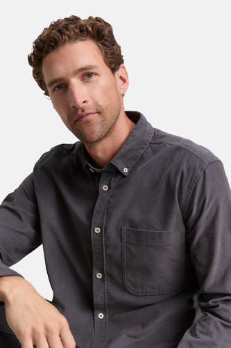 Chemise en corduroy gris à longues manches de TOM TAILOR, avec une poche poitrine et des boutons blancs.