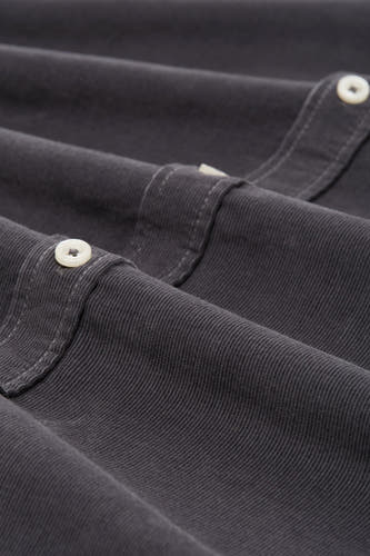 Gris, chemise à longues manches de TOM TAILOR, avec une fine structure en côtes et des boutons blancs.