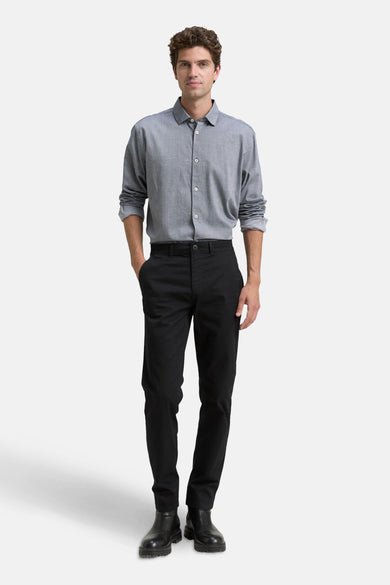 Chemise bleue à manches longues de TOM TAILOR, portée avec un pantalon noir et des bottes.