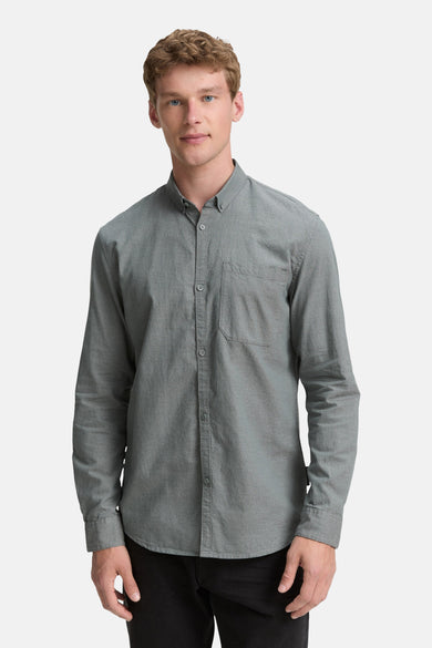Chemise verte à manches longues de TOM TAILOR, avec poche poitrine et fermeture à boutons.