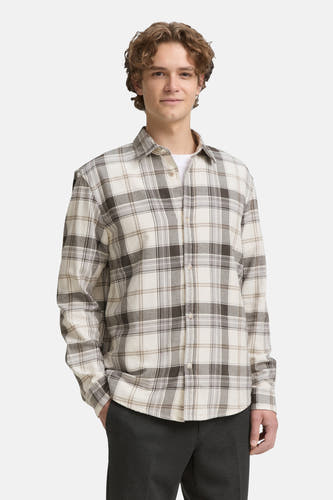 Chemise beige à manches longues de TOM TAILOR, avec un motif rayé, portée sur un t-shirt blanc.