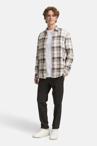 Chemise beige à longues manches de TOM TAILOR, avec un imprimé à carreaux, portée sur un T-shirt blanc et une pantalon foncé.