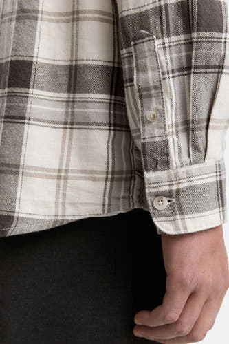 Chemise beige à manches longues de TOM TAILOR, avec un motif à carreaux et une fermeture à boutons sur les poignets.
