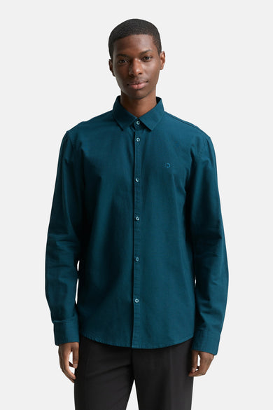 Chemise turquoise à longues manches de TOM TAILOR, avec un petit logo sur la poitrine et une fermeture à boutons.