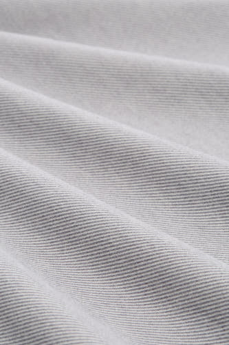 Chemise grise de TOM TAILOR, avec une subtile texture à rayures horizontales et des plis légers.