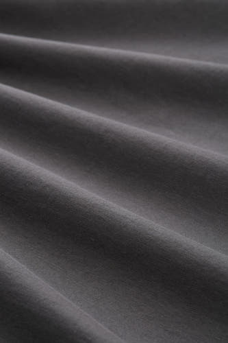 T-shirt gris à manches courtes de TOM TAILOR, avec des plis subtils dans le tissu.