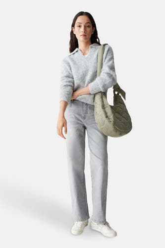 Grijze trui van OPUS, gedragen met een groene tas, lichtgrijze jeans en witte sneakers.