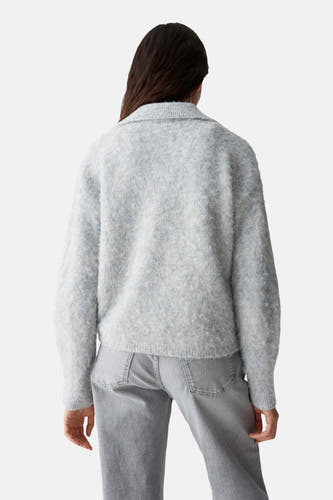 Sweat-shirt gris d'OPUS, avec des manches longues et une texture lâche et cotonneuse sur un pantalon gris uni.