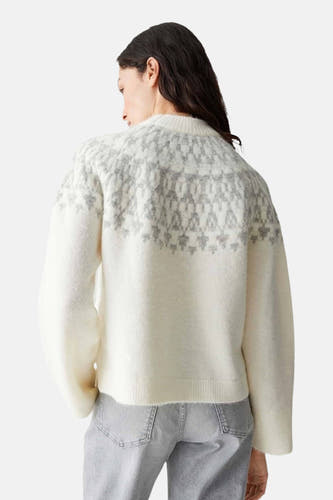 T-shirt blanc avec col rond d'OPUS, avec un motif gris sur les épaules, associé à un jean gris.