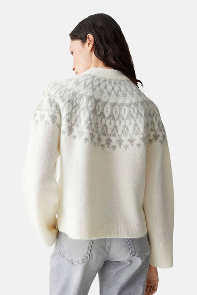 T-shirt blanc avec col rond d'OPUS, avec un motif gris sur les épaules, associé à un jean gris.