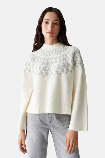 Pull-over blanc à col rond d'OPUS, avec un motif fair isle gris sur les épaules et la poitrine, porté avec un jean gris.