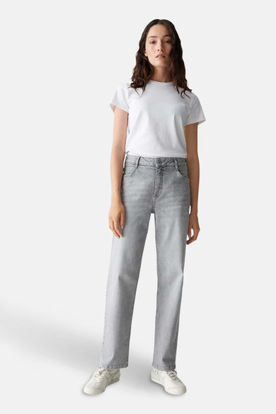 Grijze denim broek van OPUS, gedragen met een wit T-shirt en witte sneakers.
