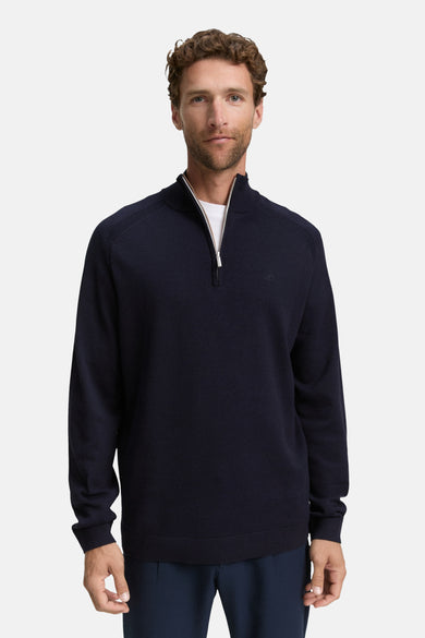 T-shirt bleu avec col rond de TOM TAILOR, à une texture subtile et des manches longues, porté avec un t-shirt blanc et un pantalon bleu marine.