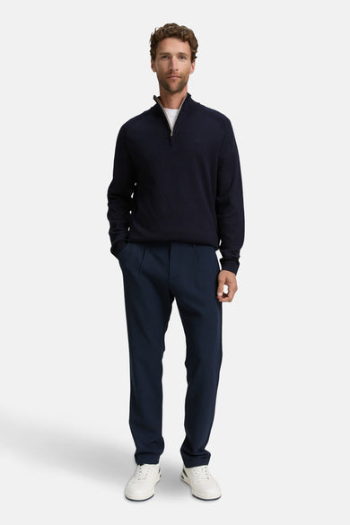 Blauwe trui met ronde hals van TOM TAILOR, met een subtiele textuur en lange mouwen, gedragen met een wit T-shirt en donkerblauwe pantalon.