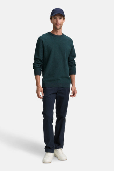 Gilet turquoise avec col rond de TOM TAILOR, associé à un pantalon bleu marine et des baskets blanches.