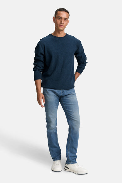 Pull-over bleu rond de cou TOM TOMOM TOR, avec man longues, combiné avec un pantalon en cuir et des chaussures blanches.