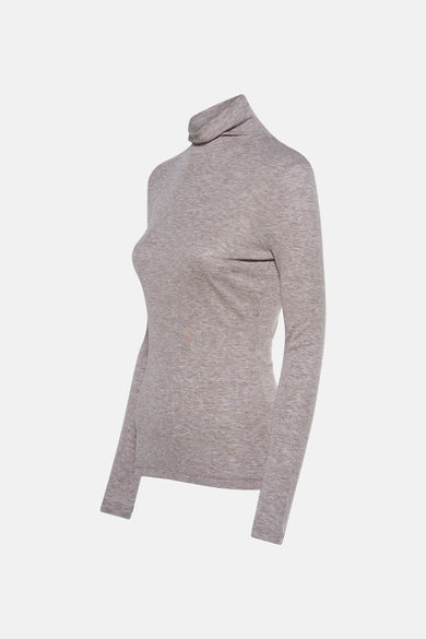 T-shirt à col rond beige d'OPUS, avec des manches longues et une fine texture tricotée.