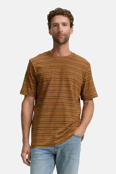 T-shirt marron à manches courtes de TOM TAILOR, avec un motif rayé et porté avec des jeans bleus.