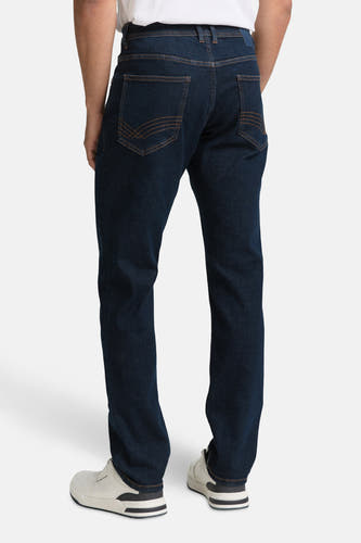 Jean slim fit en denim bleu marine de Tom Tailor, vu de de l'arrière, avec des surpiqures brunes sur les poches.