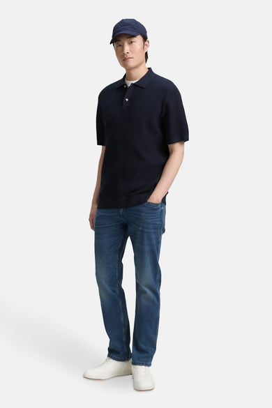 T-shirt bleu à manches courtes de TOM TAILOR, avec texture, associé à des jeans et des baskets blanches.