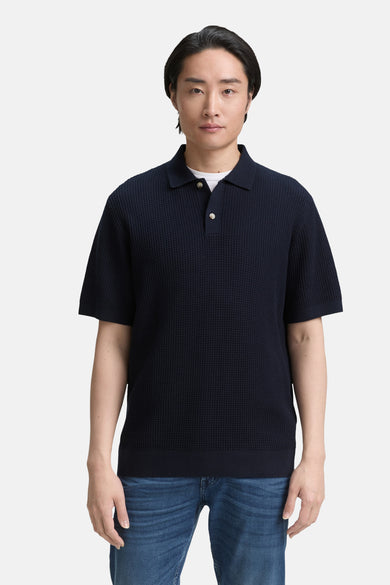 Polo bleu avec manches courtes de TOM TAILOR, à texture rayée et porté avec un jean.