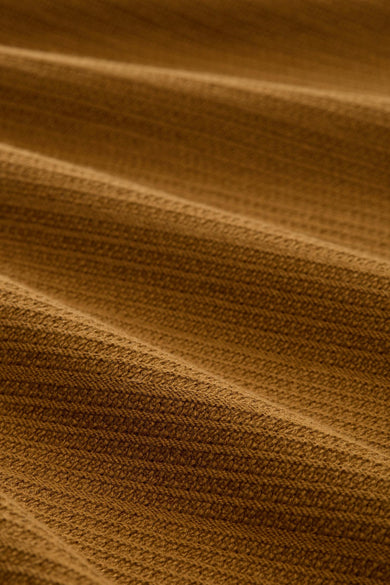 Bruine trui met ronde hals van TOM TAILOR, close-up weergave van de fijne ribstructuur.
