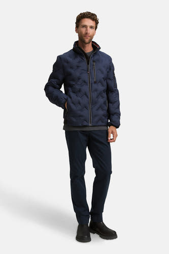 Manteau bleu court de TOM TAILOR, avec un motif brodé, associé à une pantalon foncé et des chaussures noires.