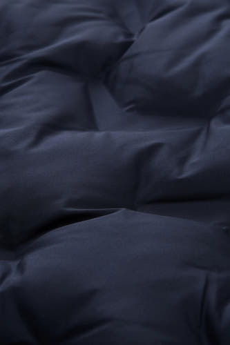 Manteau court bleu de TOM TAILOR, avec une texture brodée et des plis subtils.