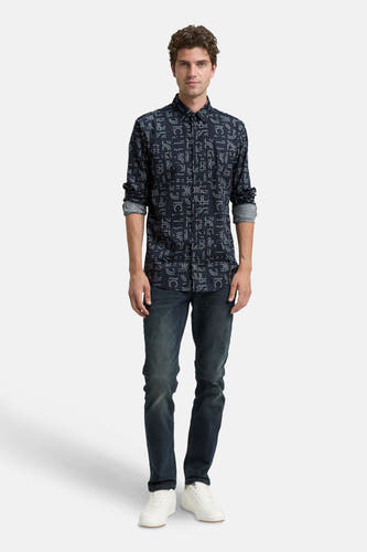 Chemise bleue à manches longues de TOM TAILOR, dotée d'un motif abstrait, associée à des jeans et des baskets blanches.