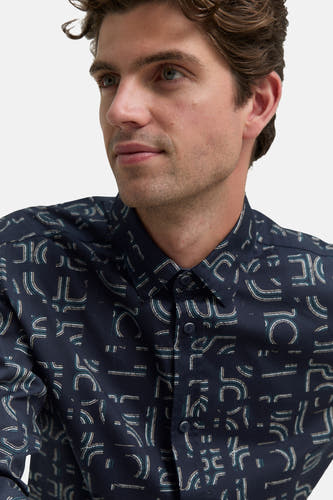 Chemise bleue (manches longues) de TOM TAILOR avec un motif géométrique abstrait, présentée cropped.