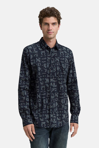Chemise bleue à manches longues de TOM TAILOR, avec un motif distinctif et des jeans.