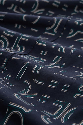 Chemise bleue à manches longues de TOM TAILOR, avec un motif abstrait et une fermeture à boutons visible.