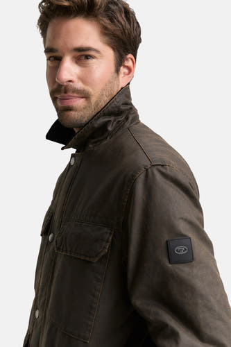 Manteau court brun de TOM TAILOR, avec col montant et poche poitrine.