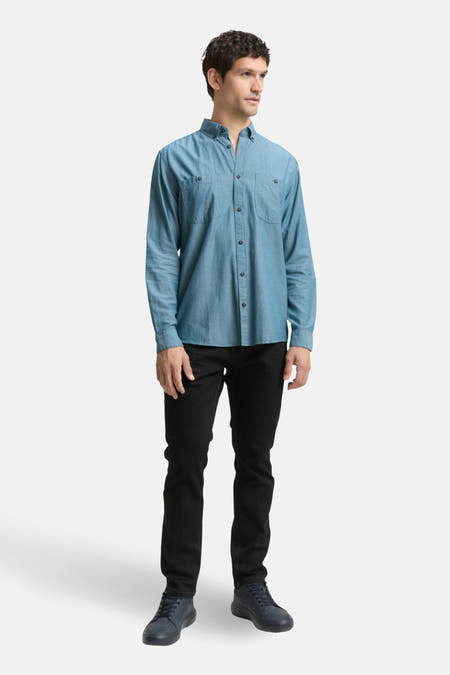 Chemise verte à manches longues de TOM TAILOR, avec une subtile texture et portée avec un pantalon noir.