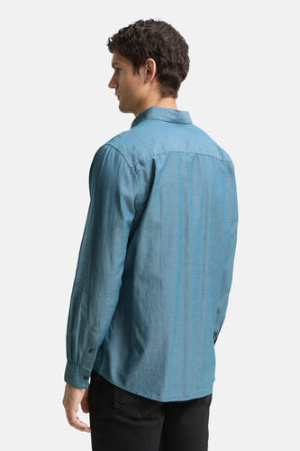 Groen overhemd met lange mouwen van TOM TAILOR, met een subtiele textuur en gedragen met een zwarte broek.