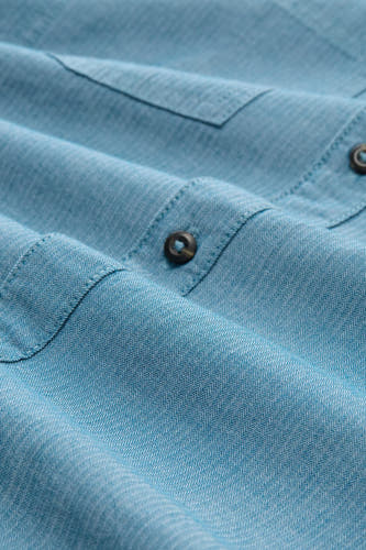 Chemise verte à manches longues de TOM TAILOR, avec une encolure détaillée et un motif subtil de rayures et des détails de boutons.