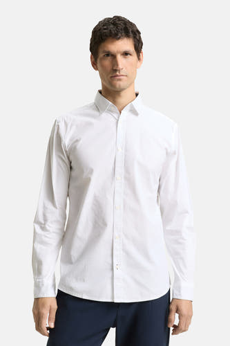Chemise blanche à manches longues de TOM TAILOR, associée à un pantalon bleu marine et des chaussures noires.
