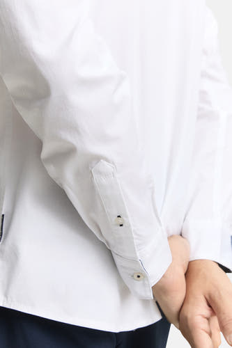Chemise blanche à manches longues de TOM TAILOR, avec détail de nœud de col et poignets visibles.