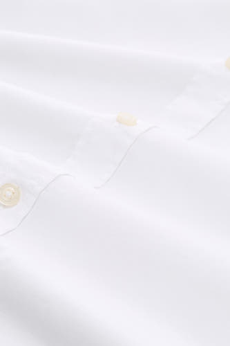 Chemise blanche à manches longues de TOM TAILOR, avec des plis subtils et un détail de bouton.