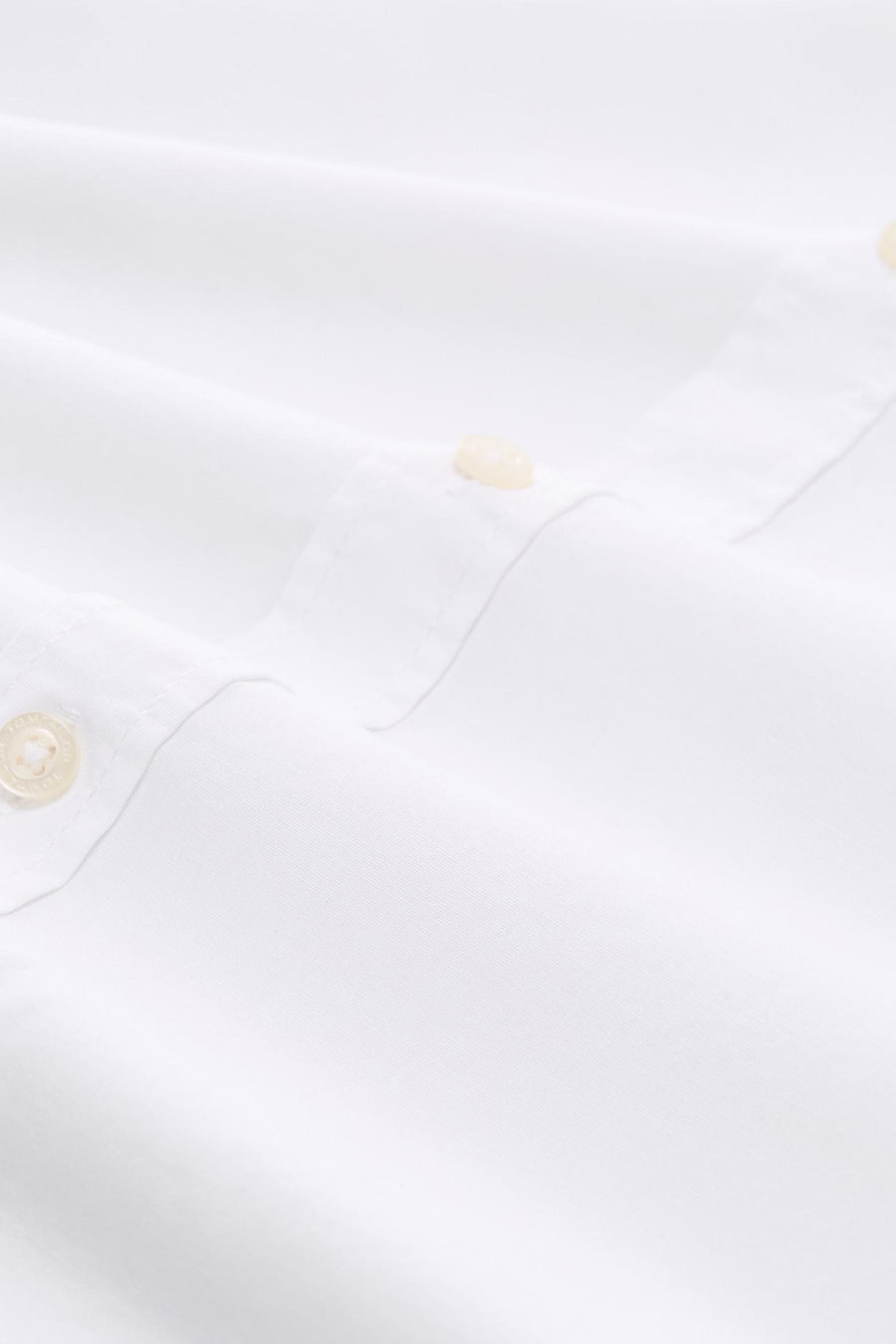 Chemise blanche à manches longues de TOM TAILOR, avec des plis subtils et un détail de bouton.