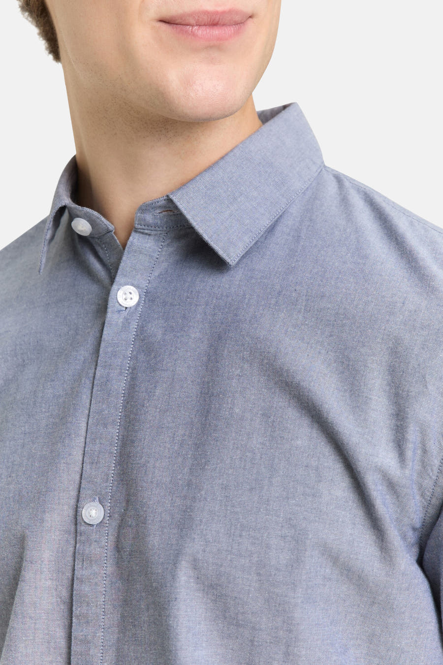 Chemise bleue à manches longues de TOM TAILOR, avec des boutons blancs et un col classique.