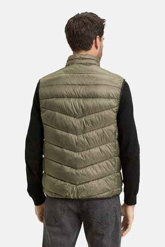 Bodywarmer in kaki, van TOM TAILOR, met een doorgestikt patroon, gezien van achteren.
