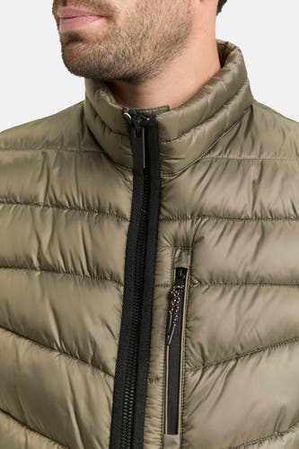 Gilet de corps Kaki de TOM TAILOR, avec fermeture éclair et poche verticale, gros plan.