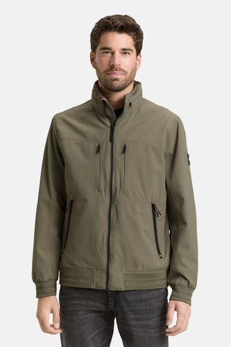 Manteau court vert de TOM TAILOR, vue arrière, avec un col haut et des jeans gris.