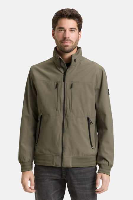 Man draagt groene bomberjack met ritssluiting.