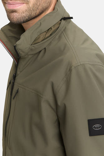 Manteau vert court de TOM TAILOR, avec fermeture éclair et logo sur la manche, vue arrière.