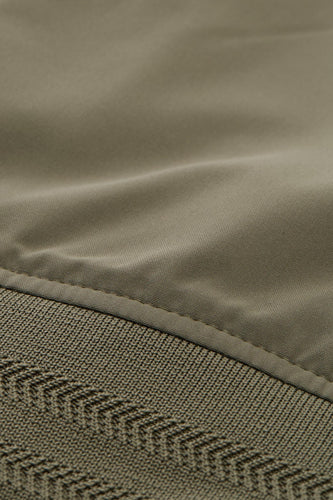 Groene stof en gebreide details.
